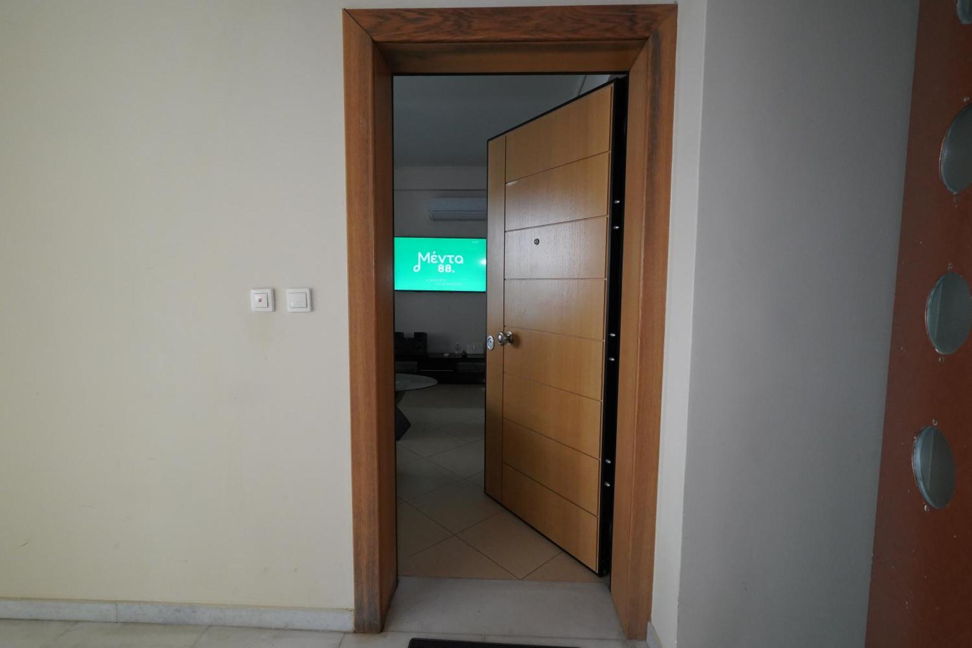 Garden Apartment Next To The Mall -Private Parking 雅典 外观 照片