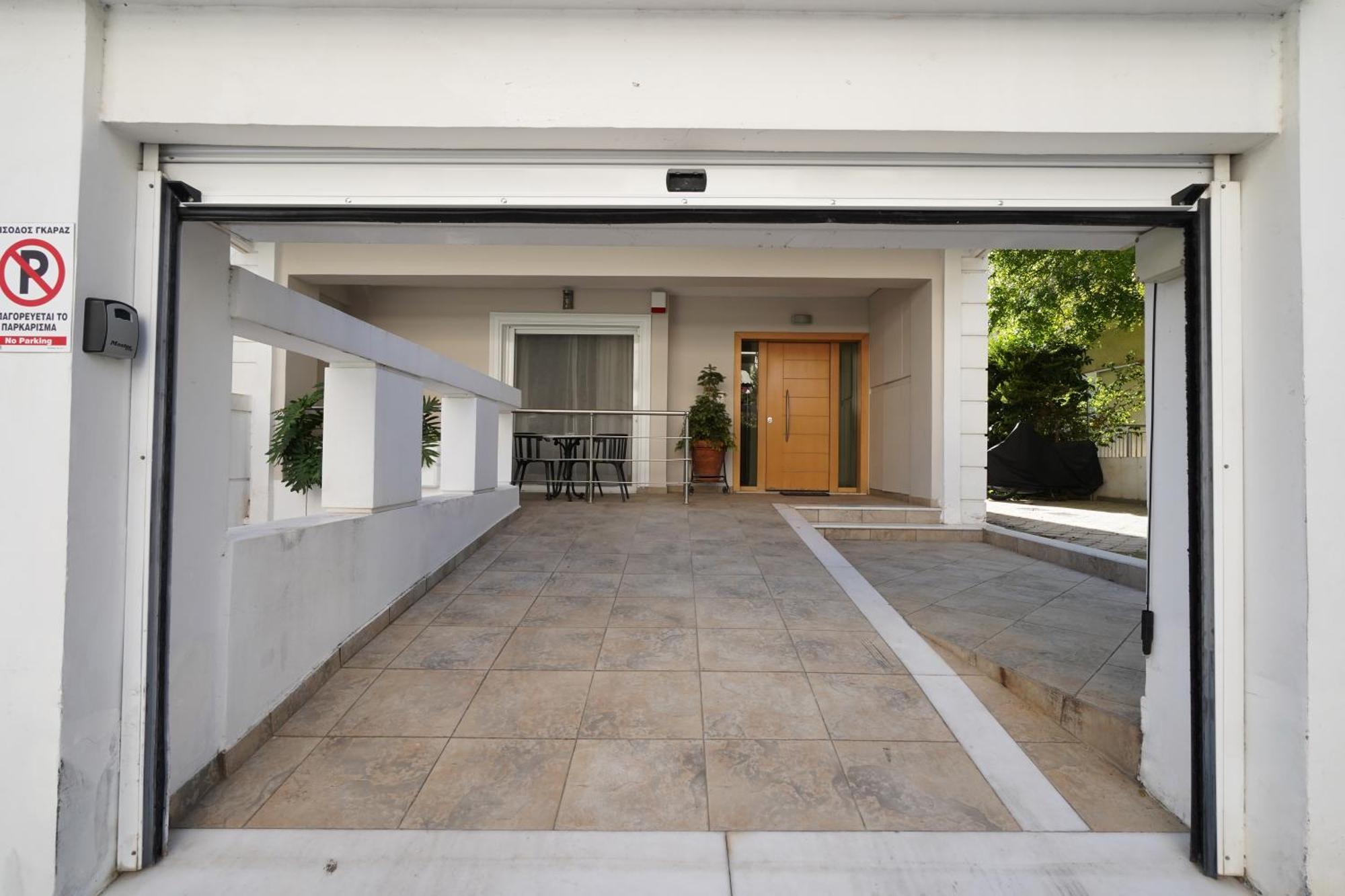 Garden Apartment Next To The Mall -Private Parking 雅典 外观 照片